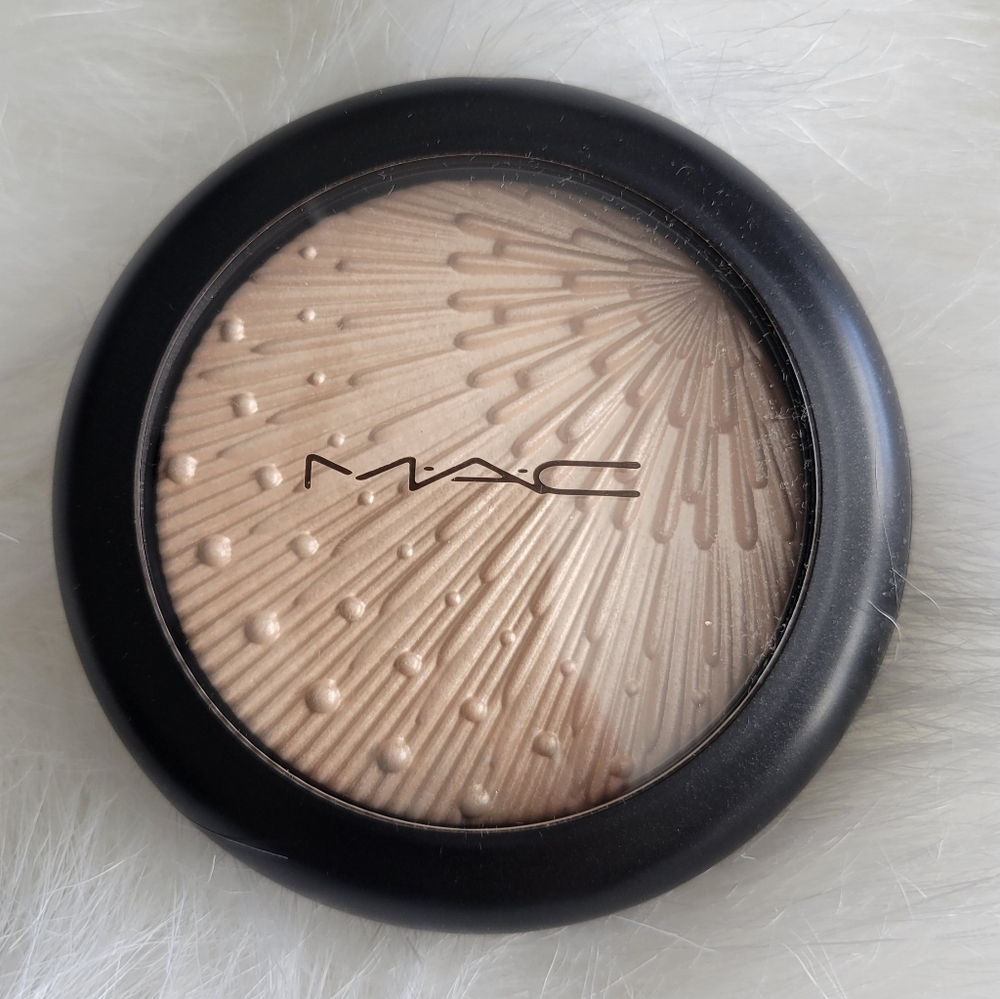 MAC Firelit Kit Champagne Extra Dimension Skinfinish Powder Brush & Bag NWT